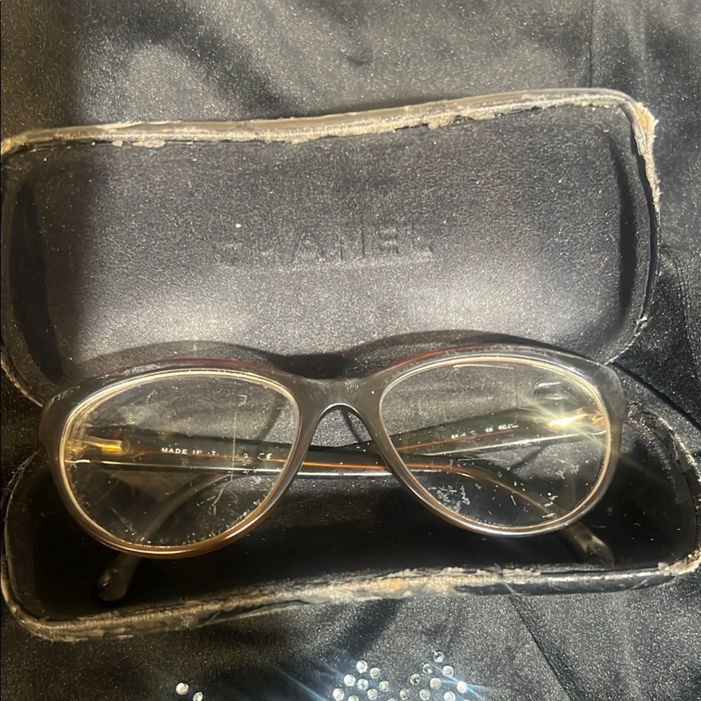 Chanel Black Quilted Sunglasses Case with Chanel Frames inside - Picture 2 of 6